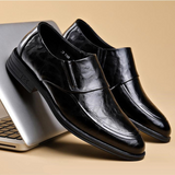 Pantofi de lux din piele, confecționați manual, pentru bărbați.